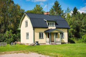 Gula huset, Lakene Ostgård